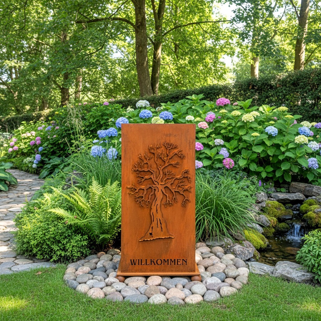 Säule mit Baum-Motiv „Herzlich Willkommen”