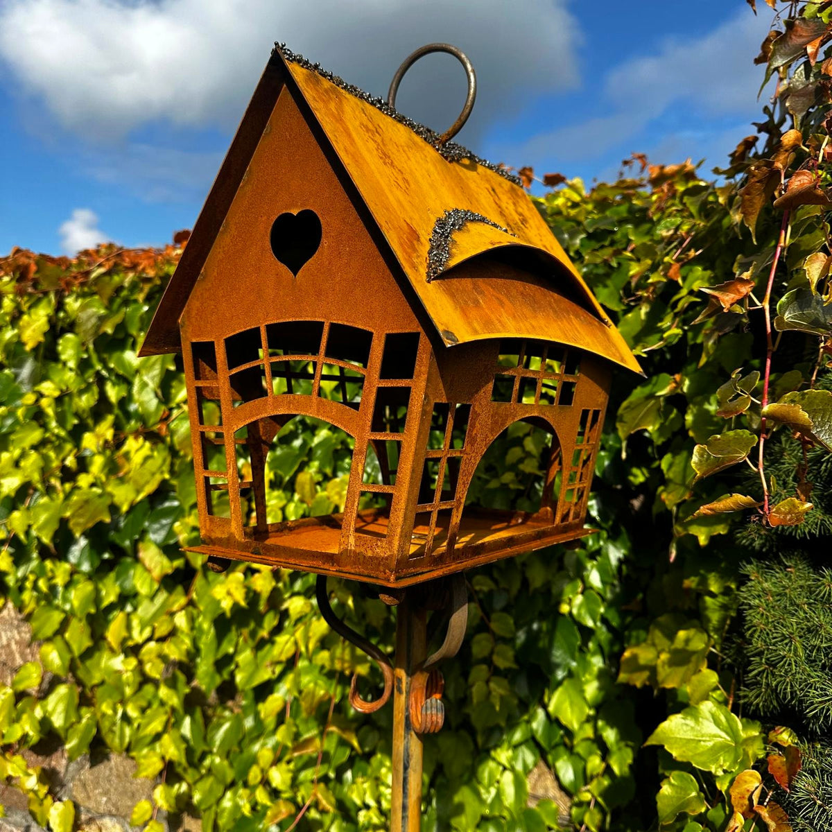 Vogelhaus „Landhausstil” auf Stab – Rustikale Gartendeko mit Rostpatina